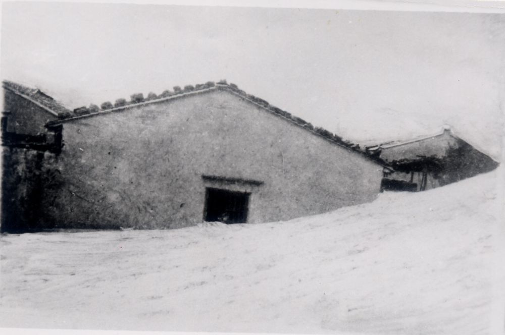 昔日的東山島風(fēng)沙掩埋部分村民村舍（資料照片）。