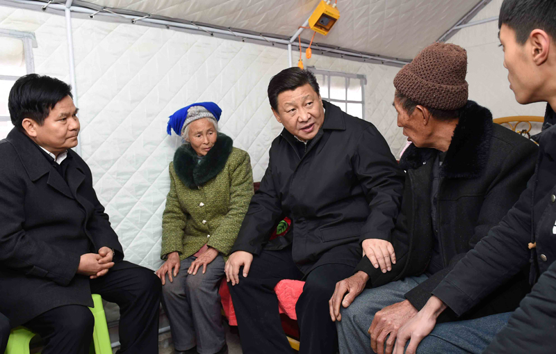 2015年1月19日，習(xí)近平總書記來(lái)到云南魯?shù)榭h小寨鎮(zhèn)甘家寨紅旗社區(qū)過(guò)渡安置點(diǎn)，看望受災(zāi)群眾甘正芬和她的老伴兒鄒體富。
