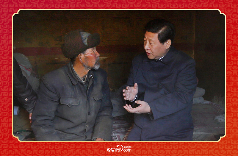 2013年2月3日，習近平總書記和甘肅省定西市渭源縣元古堆村八旬老黨員馬崗親切交談，了解當?shù)厣a(chǎn)生活情況。