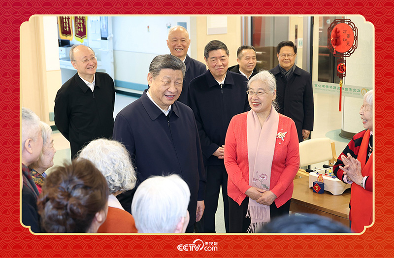 2026年2月10日，習近平總書記在北京西城區(qū)“吾老·新街”養(yǎng)老服務街區(qū)銀齡老年公寓考察時，同老人們親切交流。