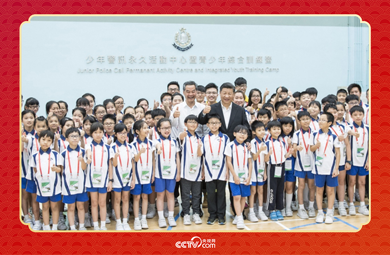 2017年6月30日上午，國家主席習近平來到香港少年警訊永久活動中心暨青少年綜合訓練營考察，看望正在訓練的香港青少年。這是習近平同少年警訊成員合影。