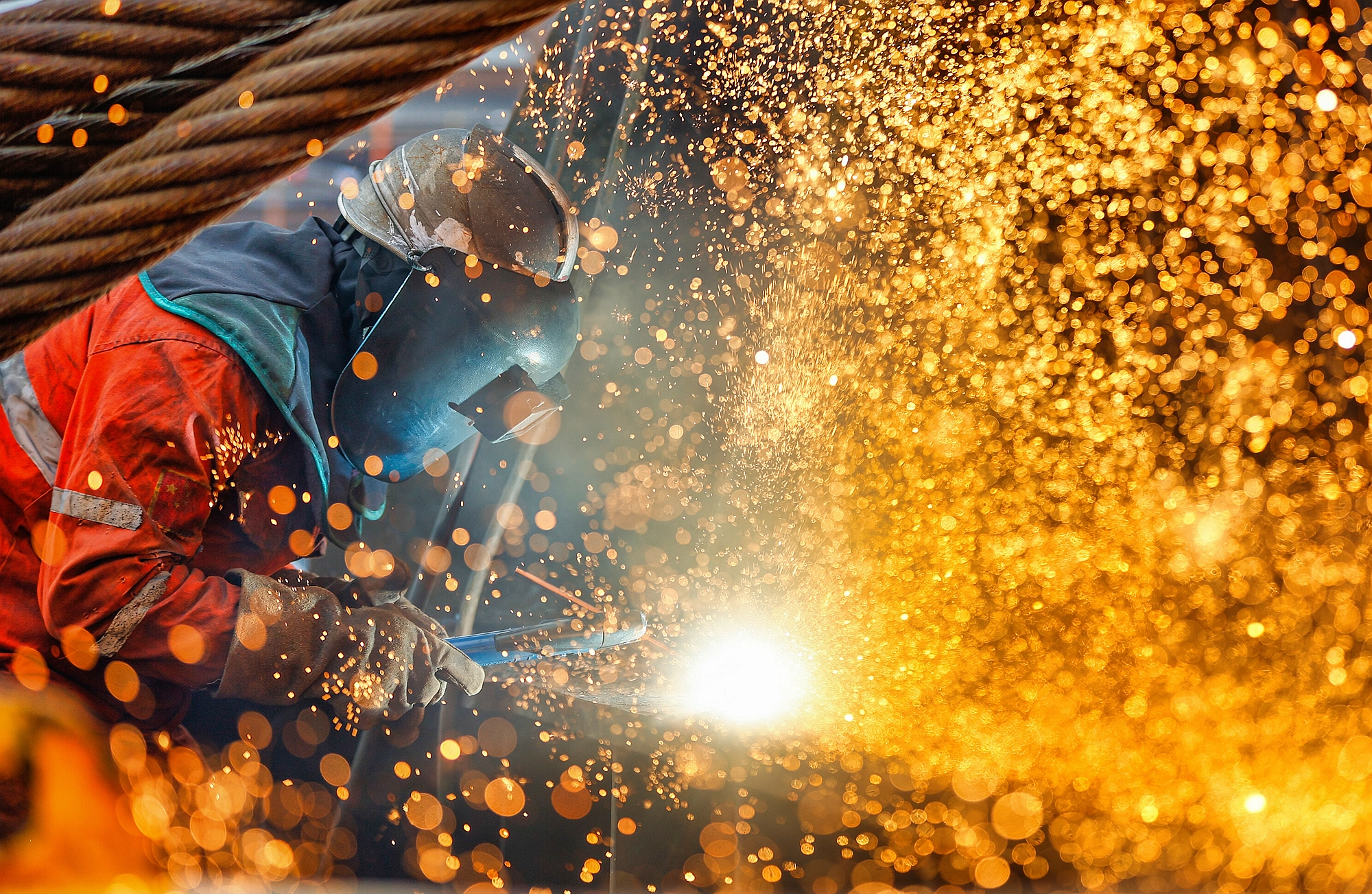 △ 2026年1月29日，在天津市濱海新區(qū)，海上油氣平臺建設(shè)工人進(jìn)行現(xiàn)場施工。