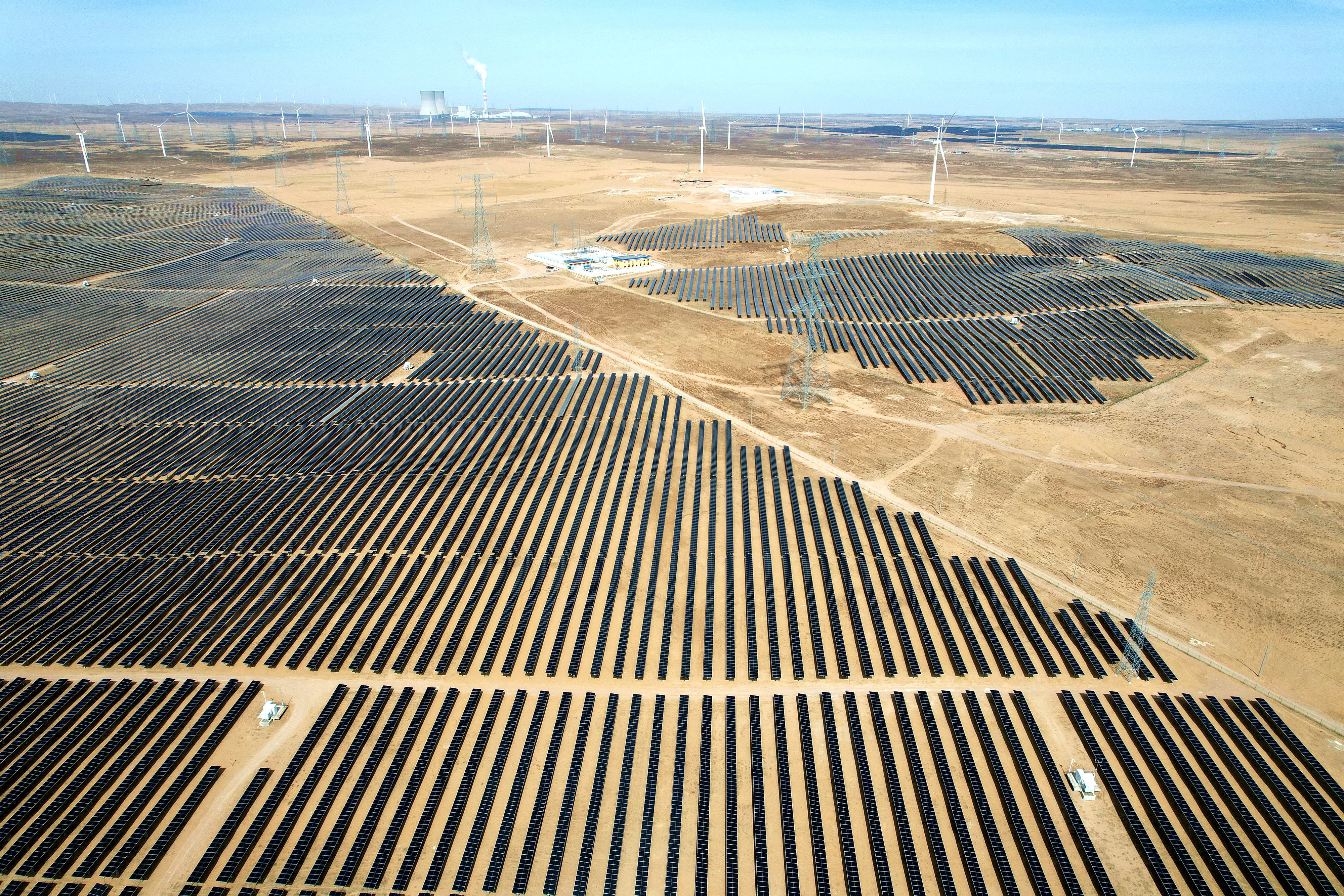 2026年3月18日，寧夏銀川，在靈武市白土崗鄉(xiāng)的一處光伏產(chǎn)業(yè)基地，成片的太陽能光伏板匯成一片“藍(lán)色海洋”。