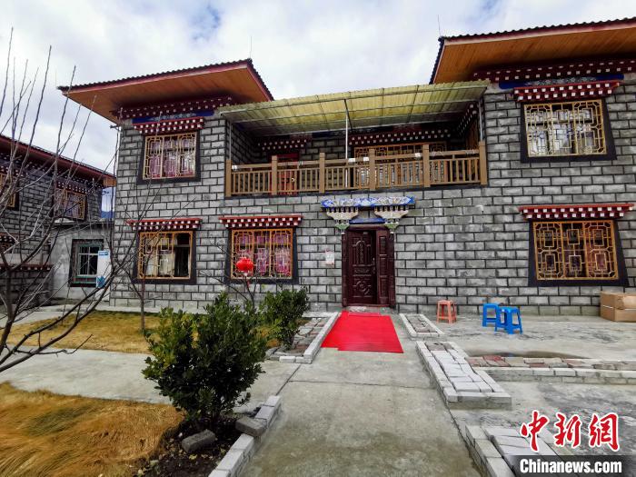 圖為林芝米林縣羌納鄉(xiāng)西嘎村村民家家戶戶發(fā)展庭院經(jīng)濟，院內(nèi)種滿了各種果樹?！≮w延 攝