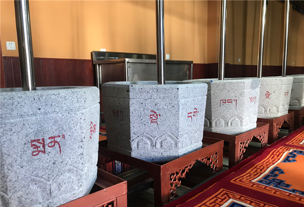 圖為藏醫(yī)院的藏藥加工地。.png