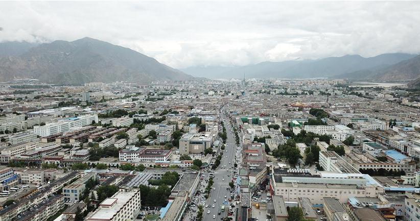 8月10日無人機(jī)拍攝的拉薩城市一景。新華社記者 王益亮 攝.jpg