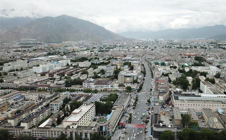 8月10日無人機(jī)拍攝的拉薩城市一景。新華社記者 王益亮 攝.jpg