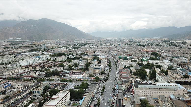 8月10日無人機拍攝的拉薩城市一景。新華社記者 王益亮 攝.jpg