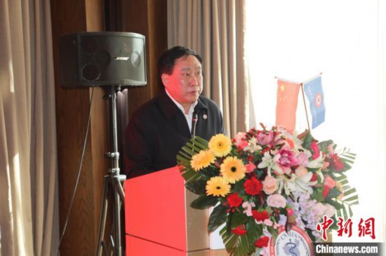 圖為中國非公立醫(yī)療機構(gòu)協(xié)會常務(wù)副會長兼秘書長郝德明致辭?！№n相澤 攝
