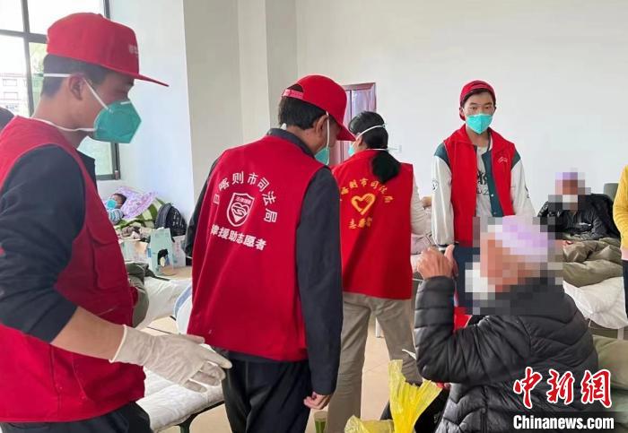圖為得到妥善安置周到的服務(wù)，患者向志愿者豎起大拇指。　日喀則市委宣傳部供圖