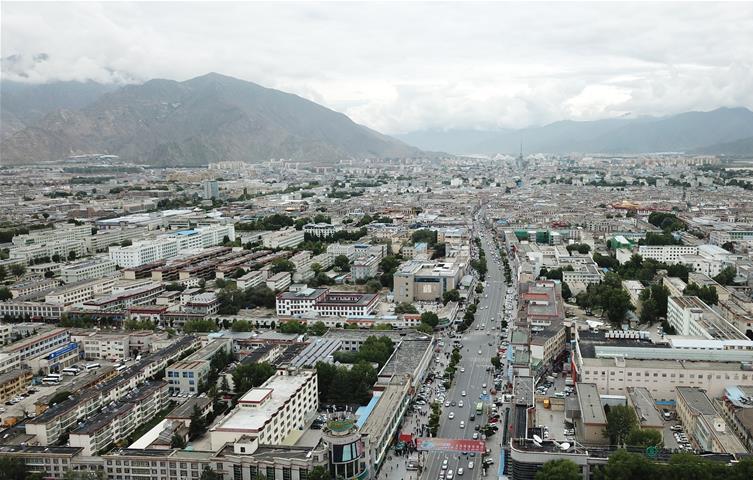 8?10日無人機(jī)拍攝的拉薩城市一景?新華社記?? 王益? ?.jpg
