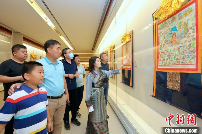 “藏韻瑰寶”藏醫(yī)四部醫(yī)典唐卡珍品展現(xiàn)場?！⒖∩n 攝