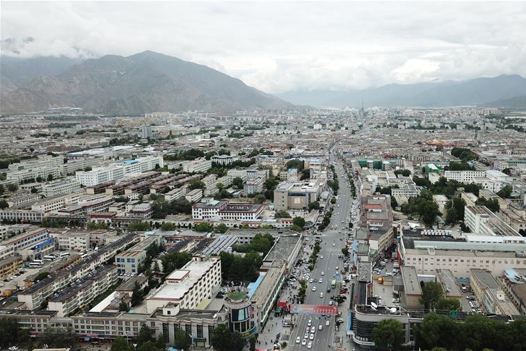 8?10日無人機(jī)拍攝的拉薩城市一景?新華社記?? 王益? ?.jpg