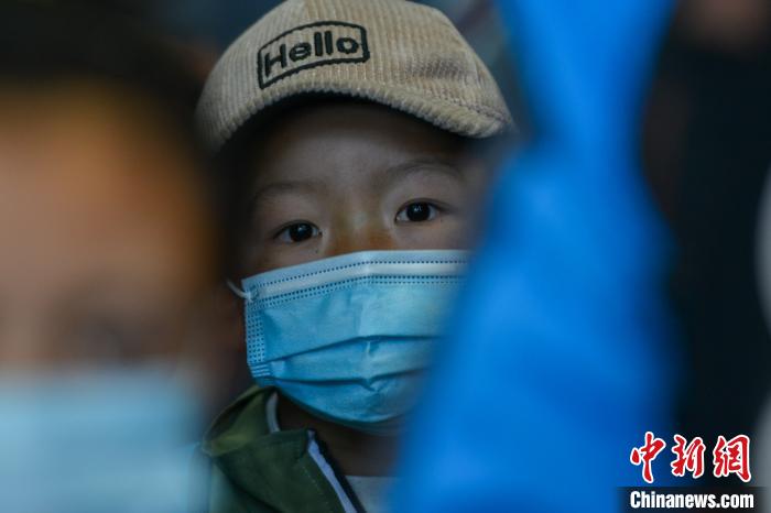 醫(yī)生介紹，孩子們治療后再遵醫(yī)囑服用一段時(shí)間藥物后，便可康復(fù)?！〗w波 攝