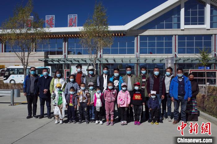 10位接受先心病治療的孩子及家長、工作人員等在日喀則和平機(jī)場(chǎng)合影?！〗w波 攝