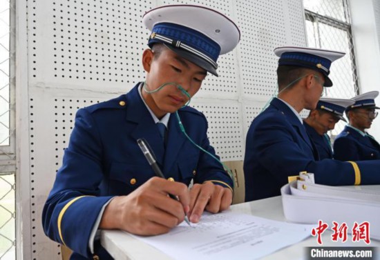 西藏大學(xué)腦科學(xué)團(tuán)隊(duì)與消防部門(mén)合作開(kāi)展高原用氧研究