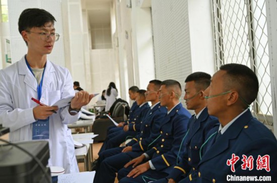 圖為研究團(tuán)隊(duì)成員登記消防員信息?！≮w朗 攝