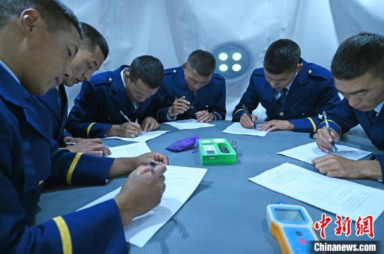 圖為消防員在高壓氧艙內(nèi)填寫(xiě)問(wèn)卷?！≮w朗 攝