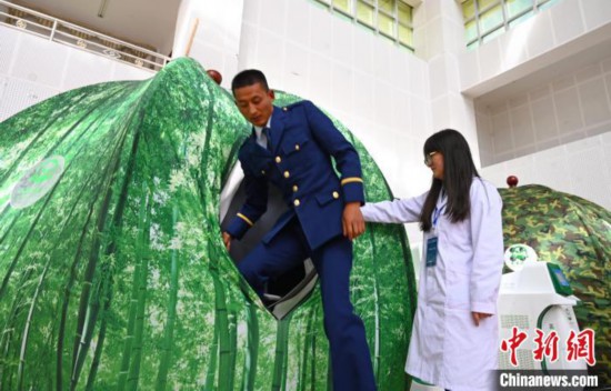 圖為參與完測(cè)試，消防員走出高壓氧倉(cāng)?！≮w朗 攝