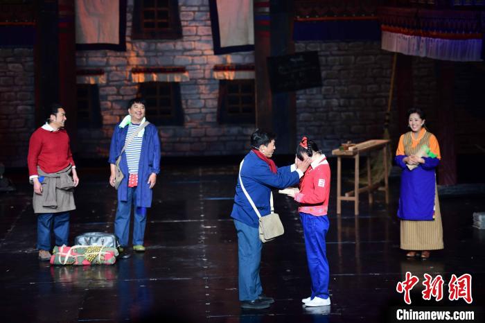 圖為西藏本土話劇《八廓街北院》演出現(xiàn)場?！∝暩聛硭?攝