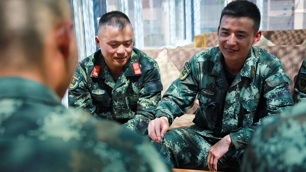 官兵正在陽光棚內(nèi)優(yōu)雅的環(huán)境中下象棋。