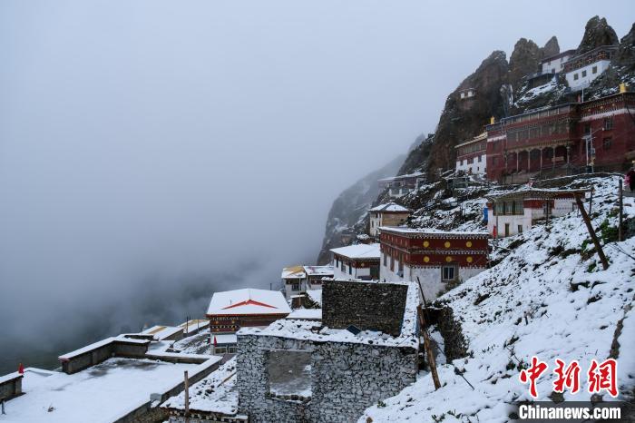 位于孜珠山頂?shù)乃聫R被云霧環(huán)繞，猶如仙境。　江飛波 攝