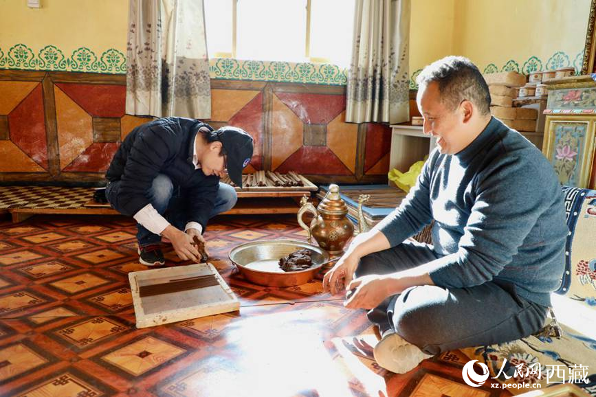 游客正在學(xué)習(xí)制作藏香。人民網(wǎng) 記者次仁羅布攝