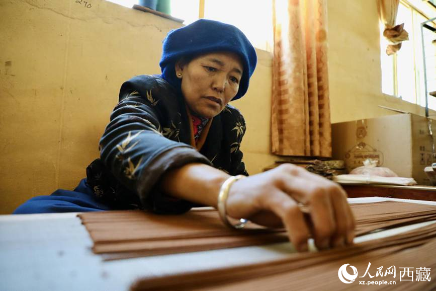 藏香廠的工人們堅(jiān)持手工制作藏香。人民網(wǎng)記者 次仁羅布攝