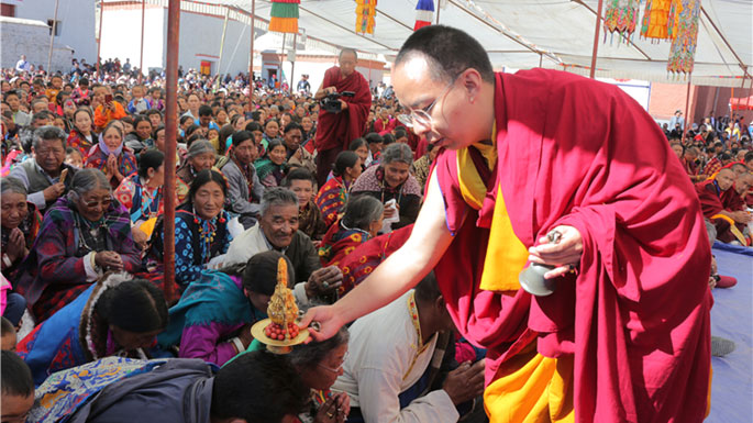 十一世班禪在托林寺為信教群眾舉行長(zhǎng)壽灌頂法會(huì)并參觀朝拜古格王朝遺址