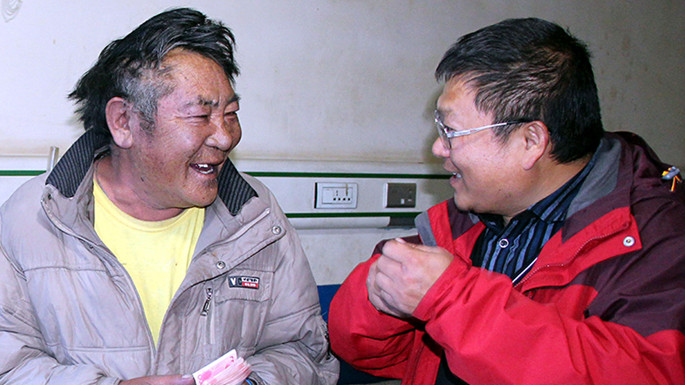 6、這是中國石化援藏干部王鵬雁（右）來到???結(jié)對子”幫扶對象的扎扎（左）家中，為他妻子英秋治病送去自掏腰包的??????需的治療費（扎??2014??7??9日攝）_副本.jpg