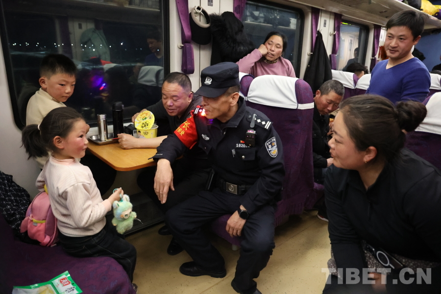乘警長左紅彬在巡視車廂間隙，向攜帶兒童的旅客專門叮囑安全注意事項。.JPG
