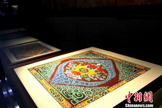 圖為藏式建筑傳統(tǒng)圖案?！?zhí)砀?攝