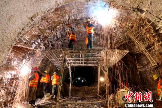 圖為施工人員正在進(jìn)行隧道支護(hù)焊接作業(yè)?！￡悤?攝