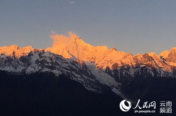 迪慶梅里雪山“日照金山”景觀。（供圖）