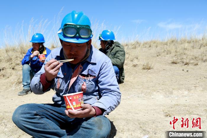 青海藏鄉(xiāng)脫貧致富見聞：“電通了，日子也富裕了”