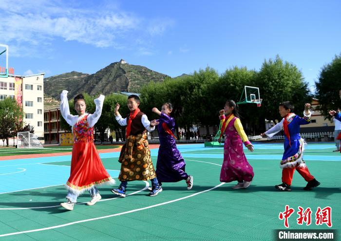 四川松潘一小學(xué)開(kāi)設(shè)“非物質(zhì)文化遺產(chǎn)”文化課程