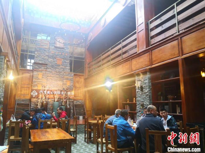 圖為扎尕那的藏式民宿酒店中，游客正在用餐。　史靜靜 攝