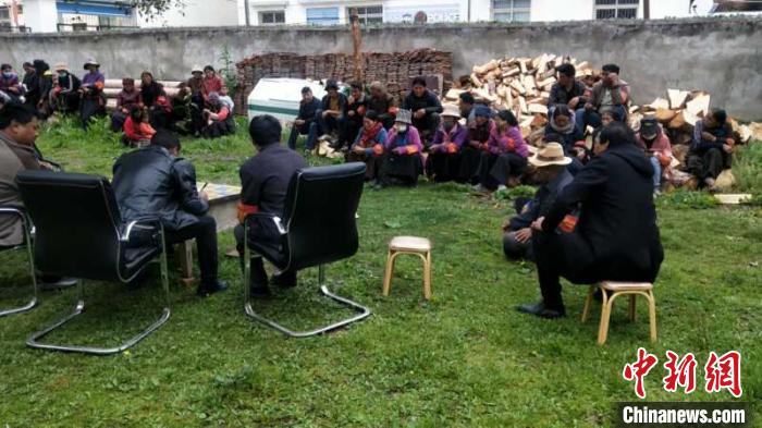村民接受防火常識(shí)教育。若爾蓋縣林業(yè)和草原局供圖