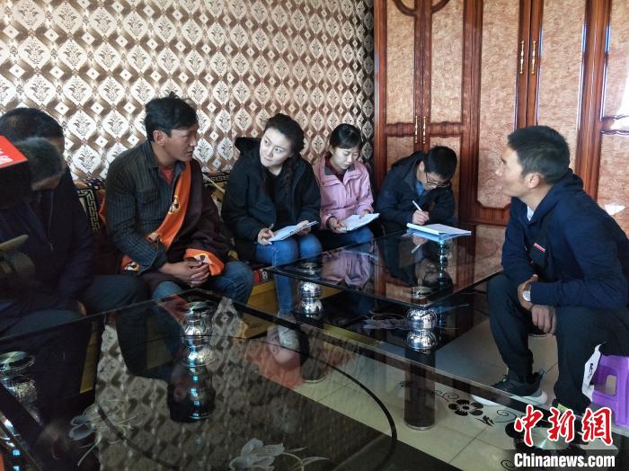 圖為調(diào)查組工作人員正在入戶調(diào)查。　祁增蓓 攝
