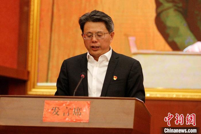 圖為果洛州委常委、副州長(zhǎng)、上海市援青聯(lián)絡(luò)組組長(zhǎng)馮志勇總結(jié)對(duì)口支援十年工作?！」逯菸麄鞑抗﹫D 攝