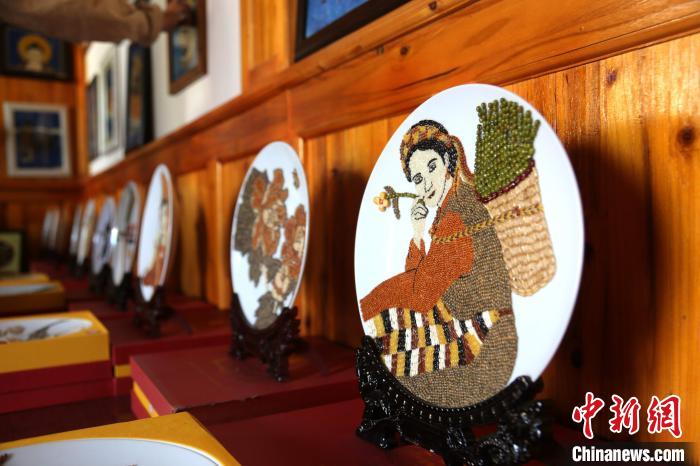 青海尖扎“五谷畫”藝人似“神筆馬良”:巧把糧食變金沙