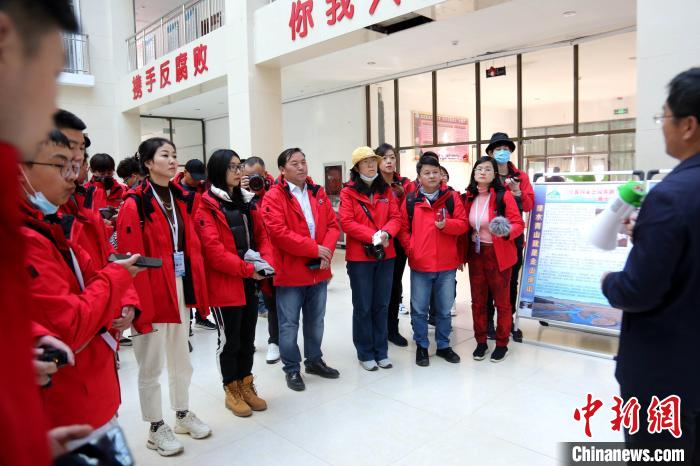 圖為中外媒體采訪三江源國家公園瀾滄江源園區(qū)生態(tài)保護成效?！?zhí)砀?攝