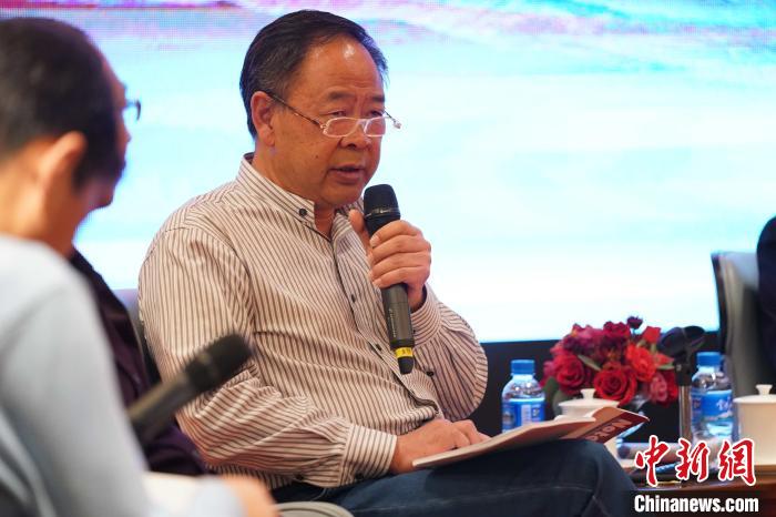 圖為青海省藝術研究所所長、文化學者耿占坤發(fā)表觀點?！√K丹 攝