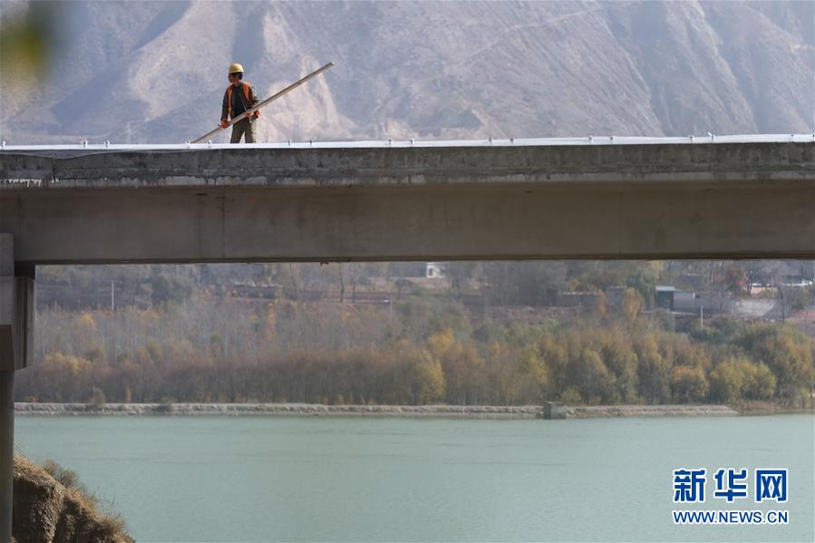 （經(jīng)濟）（2）青海馬康公路進(jìn)入路面施工階段