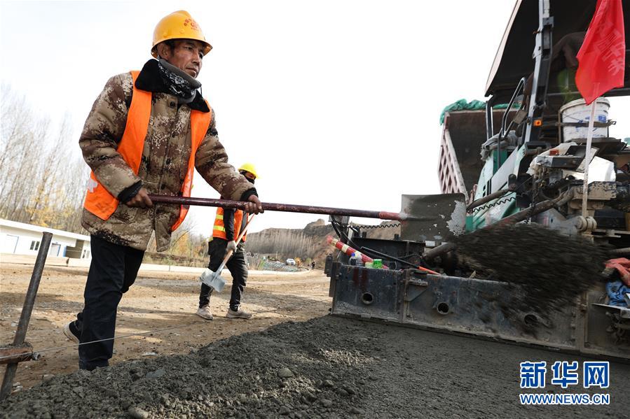 （經(jīng)濟）（3）青海馬康公路進(jìn)入路面施工階段