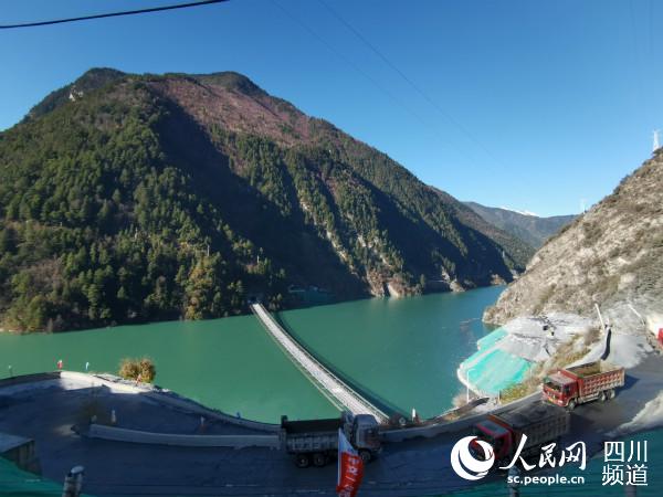 這條單跨353米索道橋，是全國最長的民用重載索道橋，技術(shù)要求高，施工難度極大。僅完成進行便道、索道橋施工就用了一年時間。郭瑩 攝