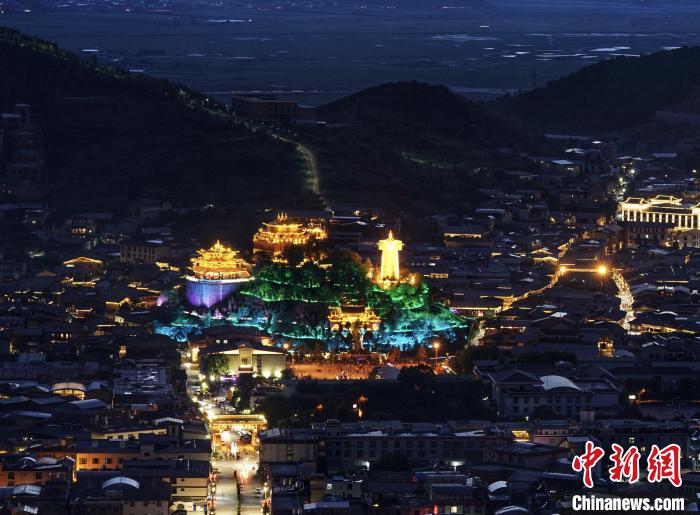 圖為滇藏茶馬古道重鎮(zhèn)獨克宗古城已成為知名旅游景點?！『蜁匝?攝
