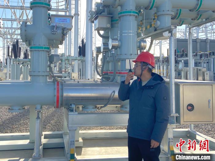 圖為國網(wǎng)青海檢修公司專業(yè)人員在沙柳變電站驗收設備。　唐胥 攝