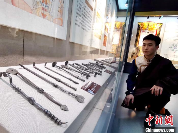 圖為陳展的藏醫(yī)手術(shù)器械?！?zhí)砀?攝