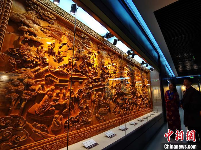 圖為青海大學民族醫(yī)學博物館陳展的歷代知名藏醫(yī)浮雕?！?zhí)砀?攝